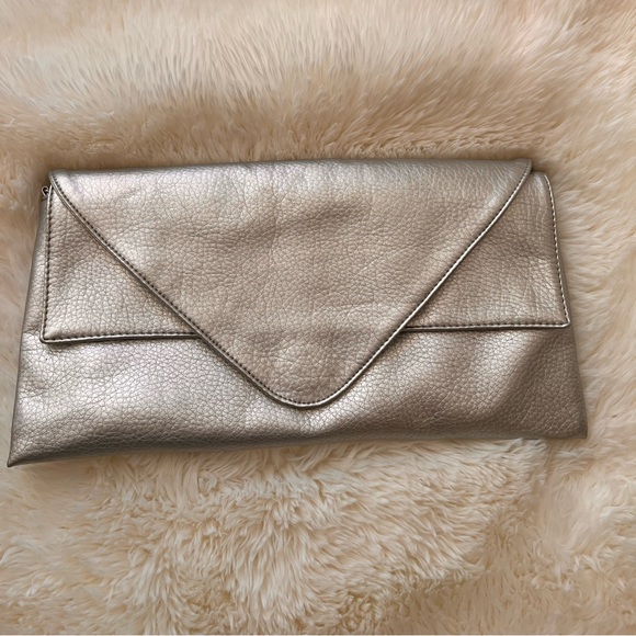 NWT Vintage Metallic Silver Faux Leather Large Fold Over Clutch/Crossbody - Picture 2 of 8